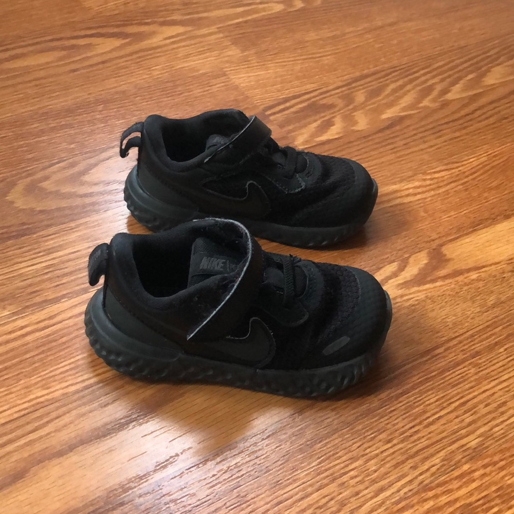 Toddler black Nike Revolution sneakers